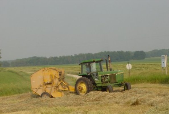 Prins cu tractorul neînmatriculat pe drumurile publice: şoferul nu avea permis de conducere